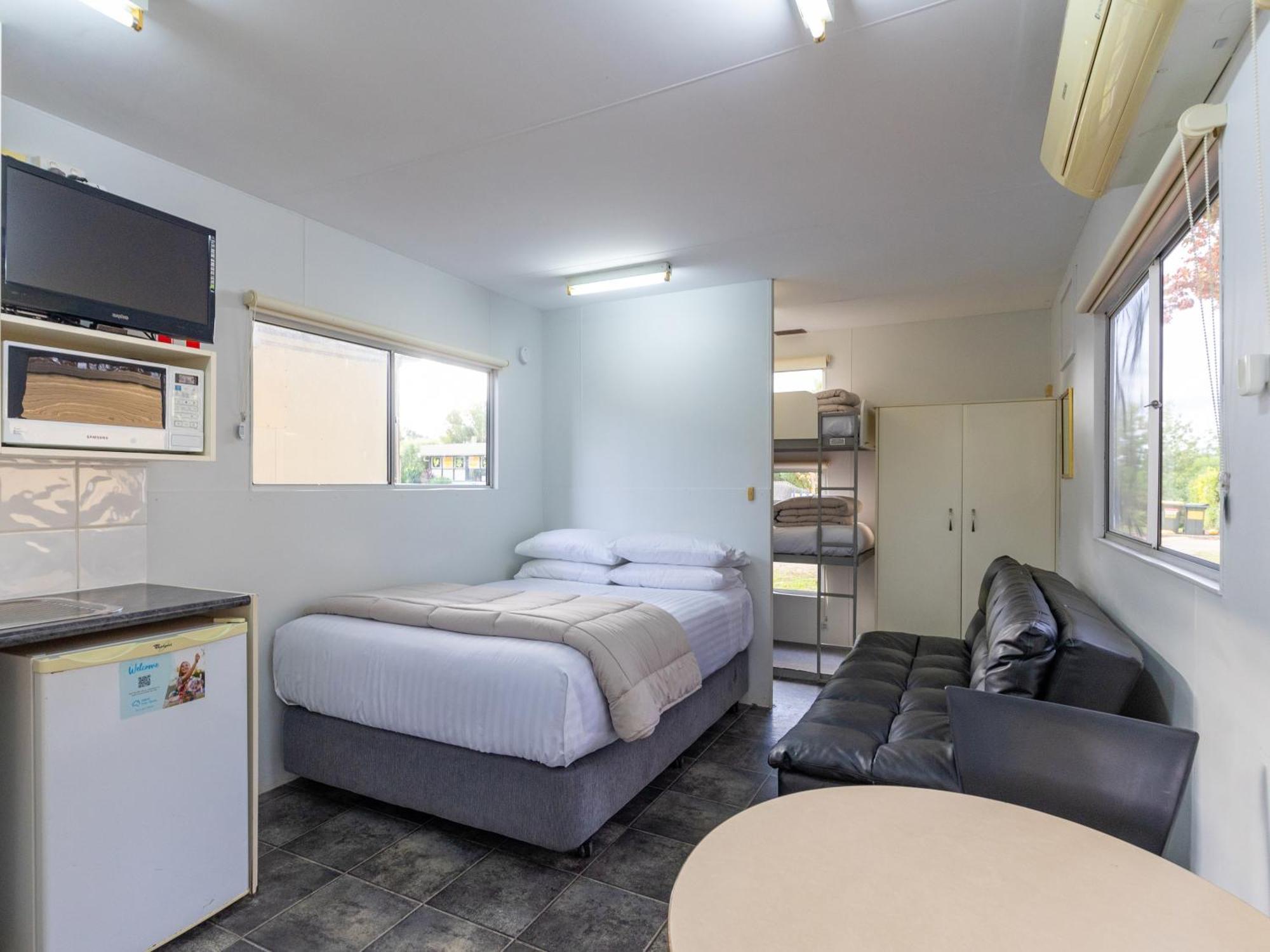 Nrma Bairnsdale Riverside Holiday Park Стая снимка