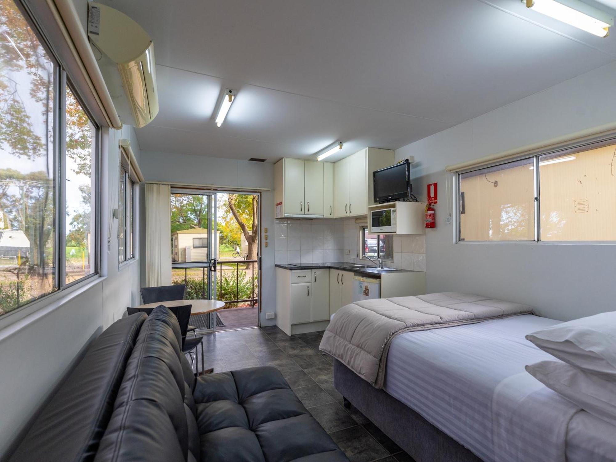 Nrma Bairnsdale Riverside Holiday Park Стая снимка