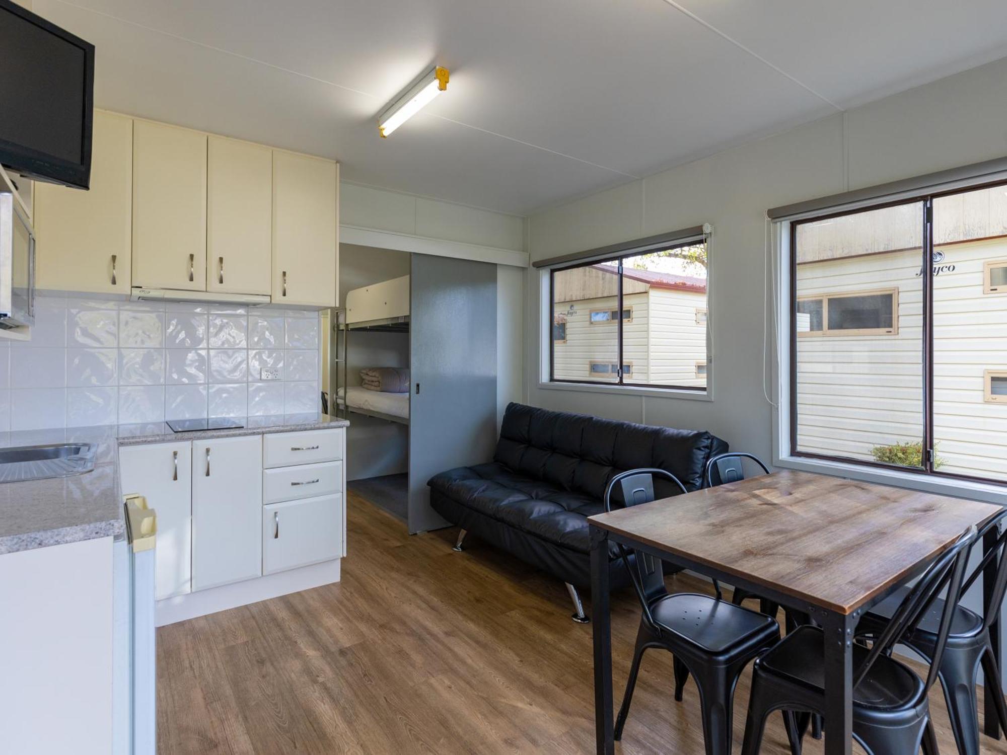 Nrma Bairnsdale Riverside Holiday Park Стая снимка